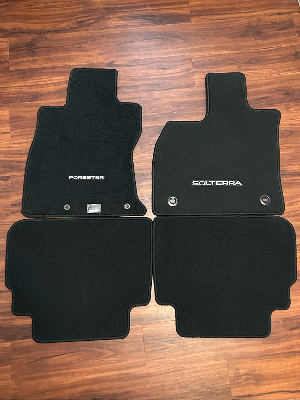 Subaru Forester & Solterra Black Carpet Floor Mats Mixed items